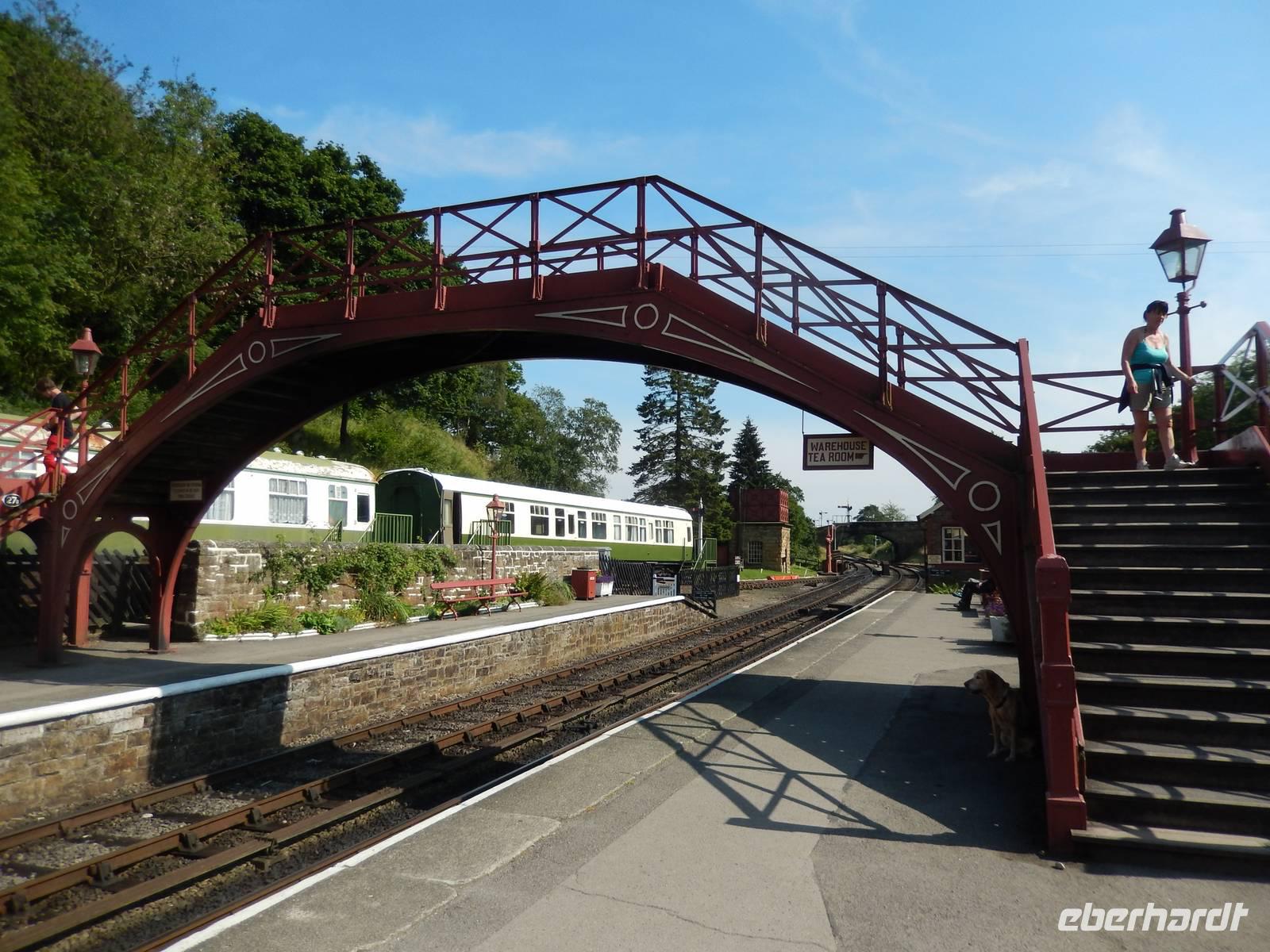 markante Holzbrücke, bekannt aus den Filmen - Goathland Station