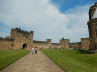 Turm und Wiese im Alnwick Castle, Drehort für Harrys Quidditcheinweisung und Nevilles Besenflug-Unfall