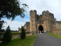 Lions Arch, Drehort für die Szene, in der Hagrid sich über Nicholas Flamell und Fluffy verplappert - Alnwick Castle