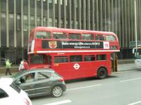 ein altmodischer Routemaster-Bus (Vorbild für den 
