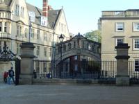 Nachbildung der Rialto-Brücke von Venedig und Blick auf das New College