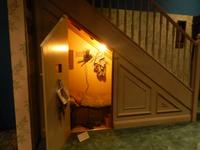 Harry Zimmer unter der Treppe