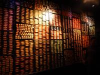 alle Mitwirkenden wurden in diesem Raum auf Zauberstab-Verpackungen verewigt