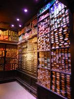 alle Mitwirkenden wurden in diesem Raum auf Zauberstab-Verpackungen verewigt