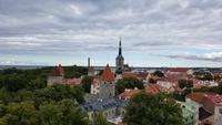 Estland, Tallinn, Aussichtspunkt mit Blick zur Olaikirche, Stadtmauer