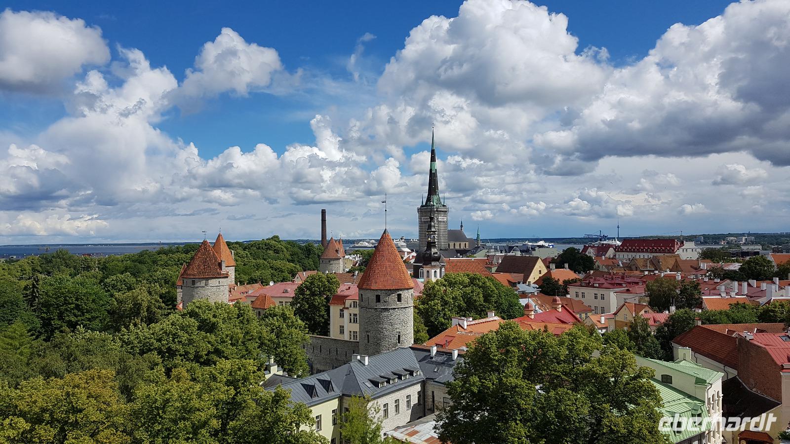 Estland, Tallinn, Aussichtspunkt mit Blick zur Olaikirche