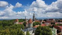 Estland, Tallinn, Aussichtspunkt mit Blick zur Olaikirche