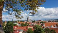 Estland, Tallinn, Aussichtspunkt mit Blick zur Olaikirche und zum Hafen