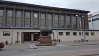 Estland, Tartu, Markthalle mit Schweineskulptur