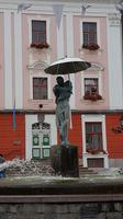 Estland, Tartu, Rathaus Platz mit Skulptur Der Kuss