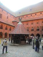 innerer Hof der Marienburg mit Klosteranlage, Brunnen und Wohntrakt