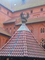 innerer Hof der Marienburg mit Klosteranlage, Brunnen und Wohntrakt