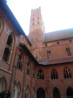 innerer Hof der Marienburg mit Klosteranlage, Brunnen und Wohntrakt