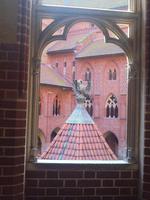 innerer Hof der Marienburg mit Klosteranlage, Brunnen und Wohntrakt