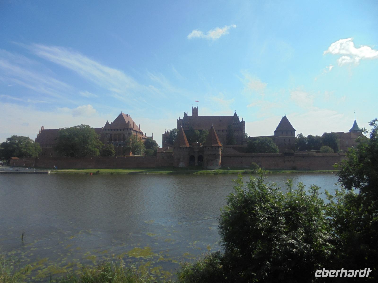 Marienburg, ehemals Sitz des Hochmeisters des Deutschen Ordens, Gesamtansicht über die Nogat