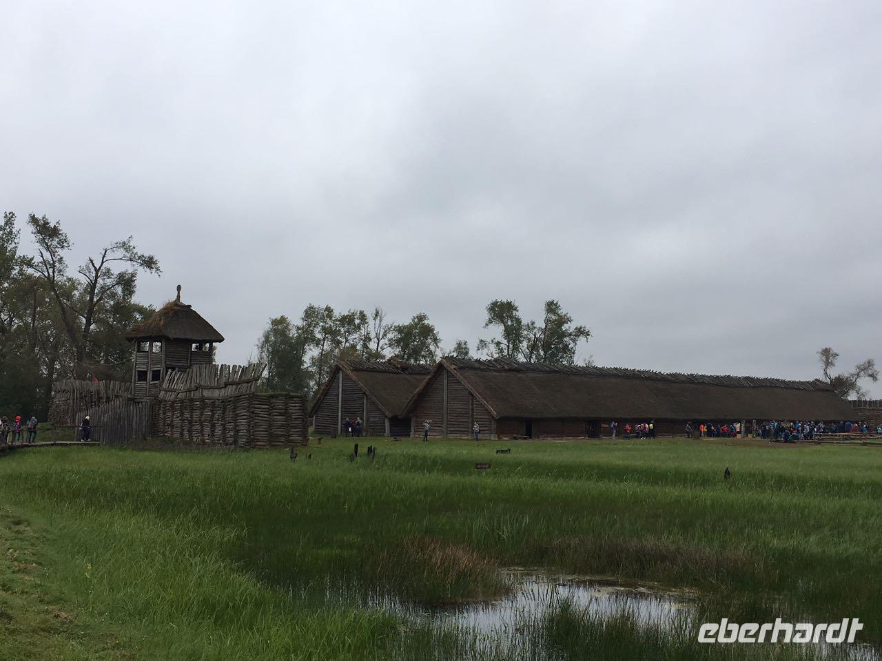 rekonstruiertes Dorf Biskupin an der Bernsteinstraße