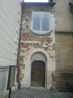 Romanisches Fenster an der alten Bischofsburg von Olmütz