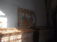 Aquileia, Basilika, einer der kostbaren Sarkophage und Wandmalerei
