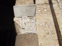 Aquileia, Basilika - Säulenkapitell mit Templerkreuz (?)