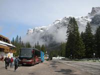 Unser Bus vor den schneebedeckten Bergen