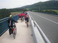 Schieben über die Haider-Brücke