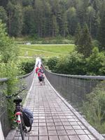 Mutig überqueren wir die Hängebrücke