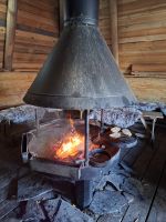 Jämsä - Himos Center (Grillwürstchen-Snack in der Grill-Kota)  &ndash; &copy; Katrin Deutschbein (Eberhardt TRAVEL)