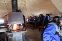 Mittagsessen in der Holzhütte