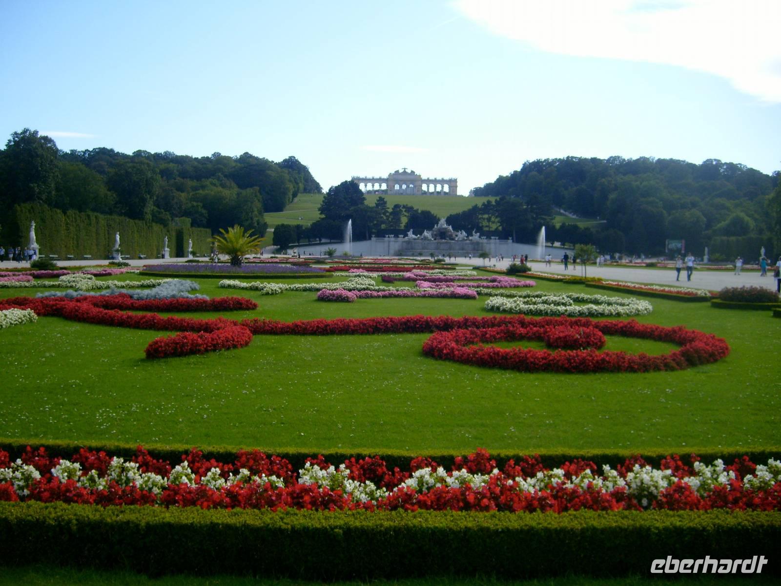 Barockgarten mit Blick zur Gloriette
