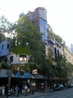 Vorbeifahrt am Hundertwasserhaus