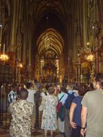 Touristen sind getrennt von den Gläubigen beim Gottesdienst