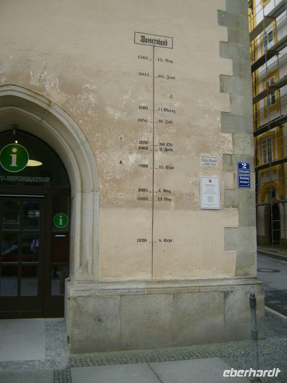 Hochwasserstandsmeldung am historischen Rathaus