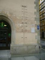 Hochwasserstandsmeldung am historischen Rathaus