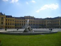 Brunnen vor dem Hauptportal des Schlosses