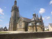 Taufkapelle und KIrche Pleyben