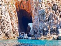 Auf dem Boot durch die Felsen