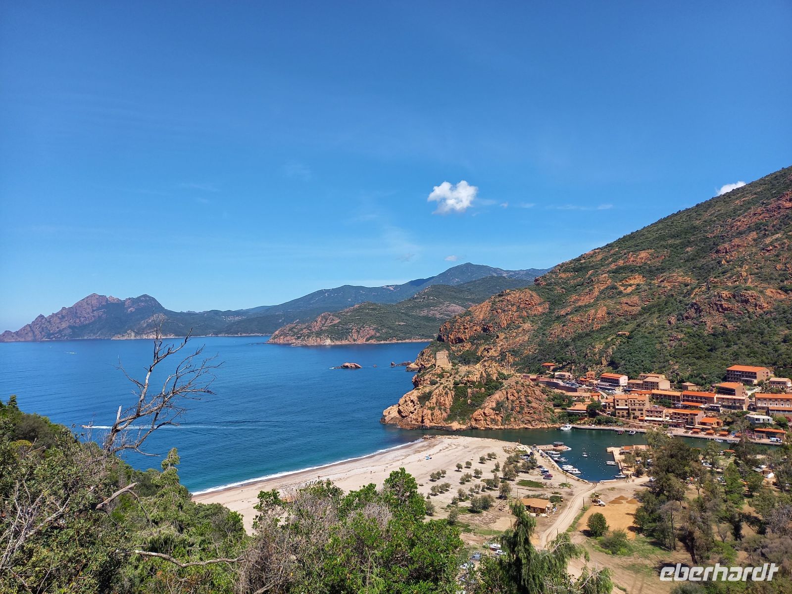 Panoramablick über die Dardo-Bucht