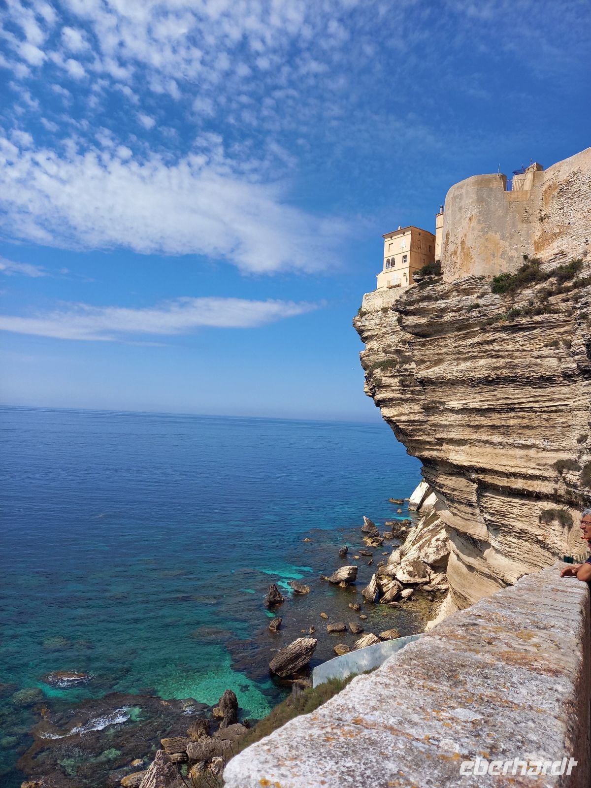Bonifacio throhnt auf einem 80m hohen Kalkfelsen senkrecht über dem Meer