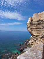 Bonifacio throhnt auf einem 80m hohen Kalkfelsen senkrecht über dem Meer