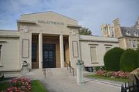 Vor der Bibliothek Andrew Carnegy im Art Deco Stil