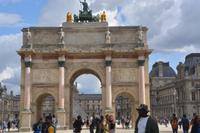 Pause am Louvre auf der Ost-West-Achse 