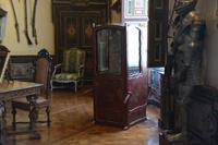 Sänfte im Waffensaal