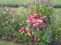 Wirtschaftsgebäude und Gärten