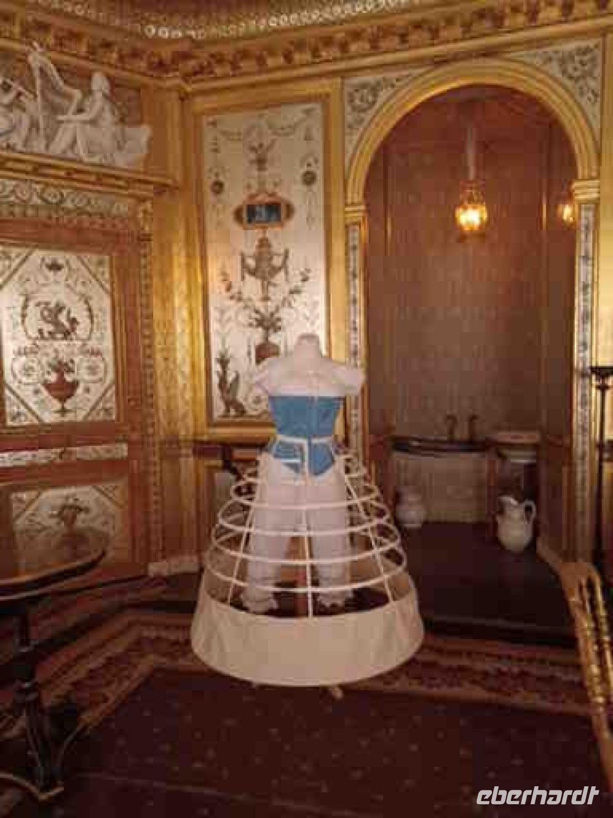 Höfische Damenunterwäsche