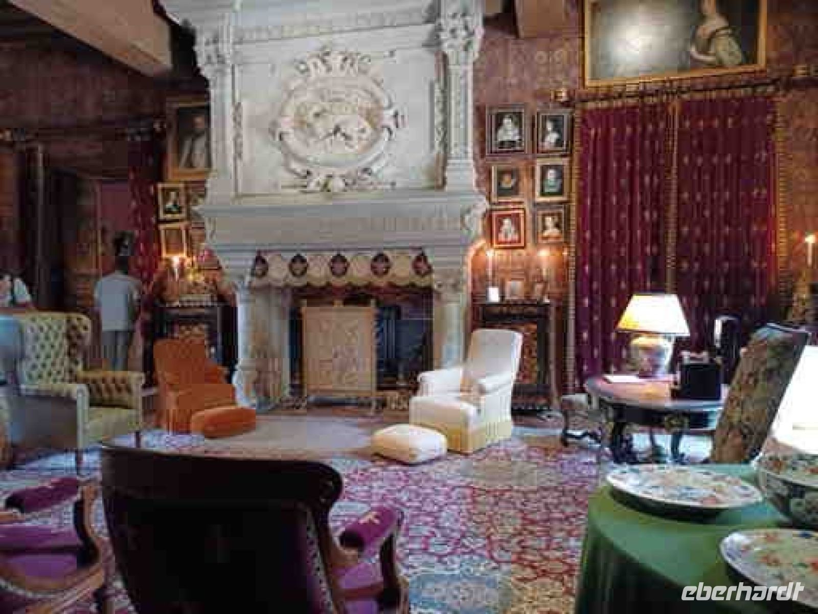 Gesellschaftszimmer mit Kamin