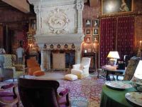 Gesellschaftszimmer mit Kamin