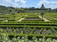 Im Schlosspark mit Kräutergarten