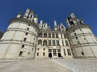 Quadratisches Corps des Schlosses, flankiert von zwei Türmen