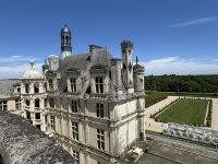 Blick vom Dach auf die verzierten Kamine und Giebel