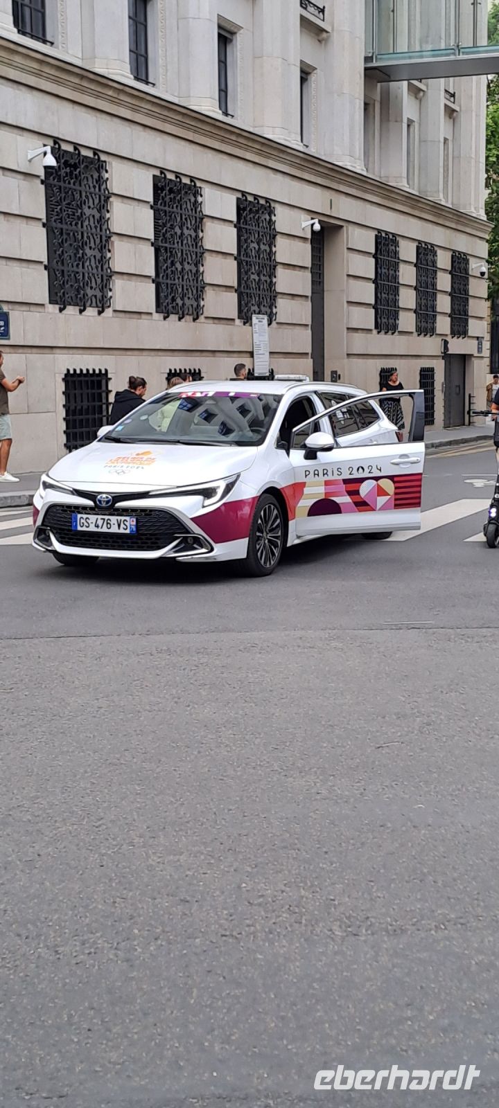 Paris, Auto mit Olympia Beschriftung
